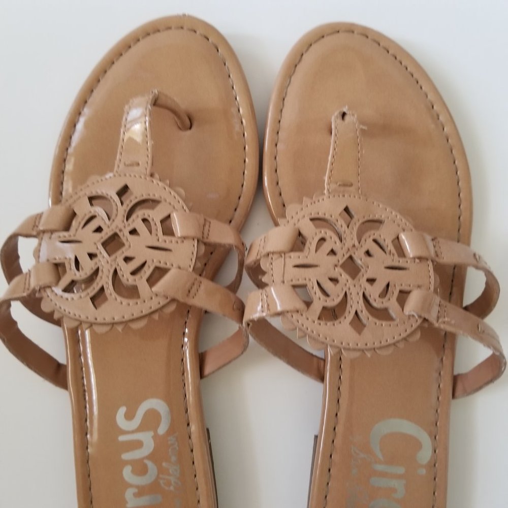 Circus by Sam Edelman Canyon Medallion Flat Sandal (size 9) - Picture 2 of 8